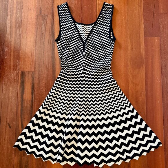 GIG BLACK AND WHITE ZIG ZAG KNIT FIT & FLARE DRESS Size Small - Picture 4 of 11